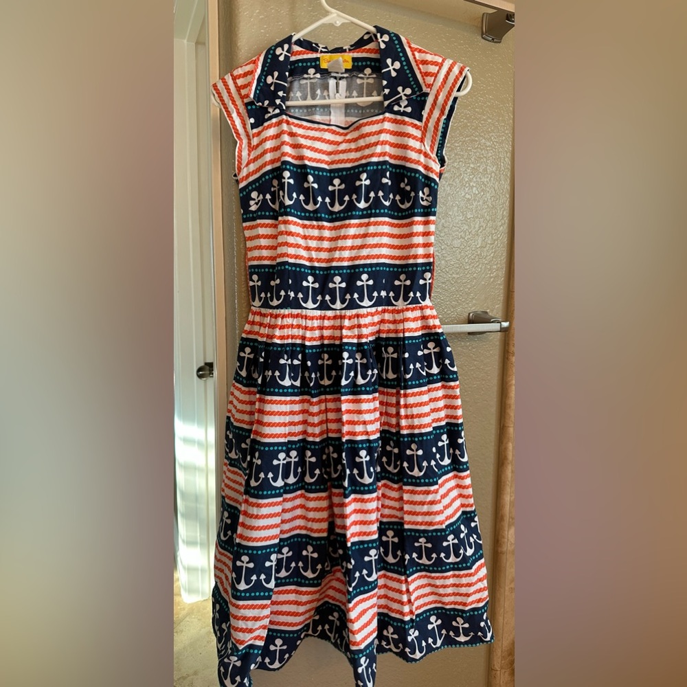 Bernie Dexter anchors  dress